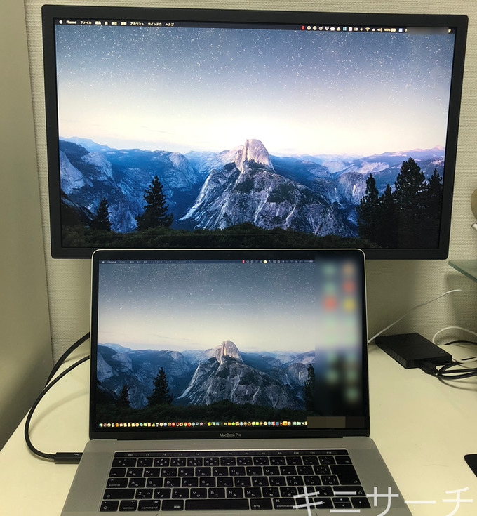 LG UltraFine 4K DisplayとMacBook Pro両方写ってるやつ